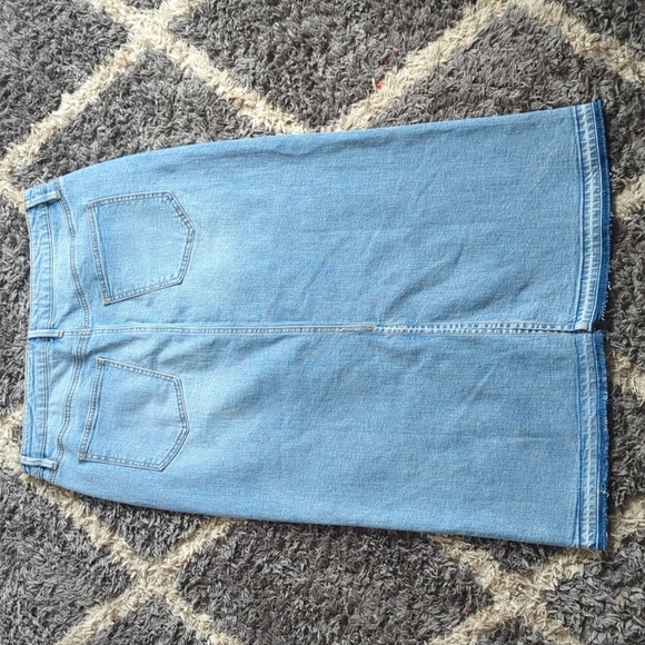 NWT Ann Taylor Weekend Unpicked Hem Denim Skirt in Light Wash Indigo 12 - Picture 10 of 11